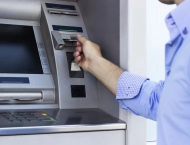 Με αυτόν τον τρόπο πειράζουν τα ΑΤΜ και κλέβουν λεφτά από τους λογαριασμούς (βίντεο)